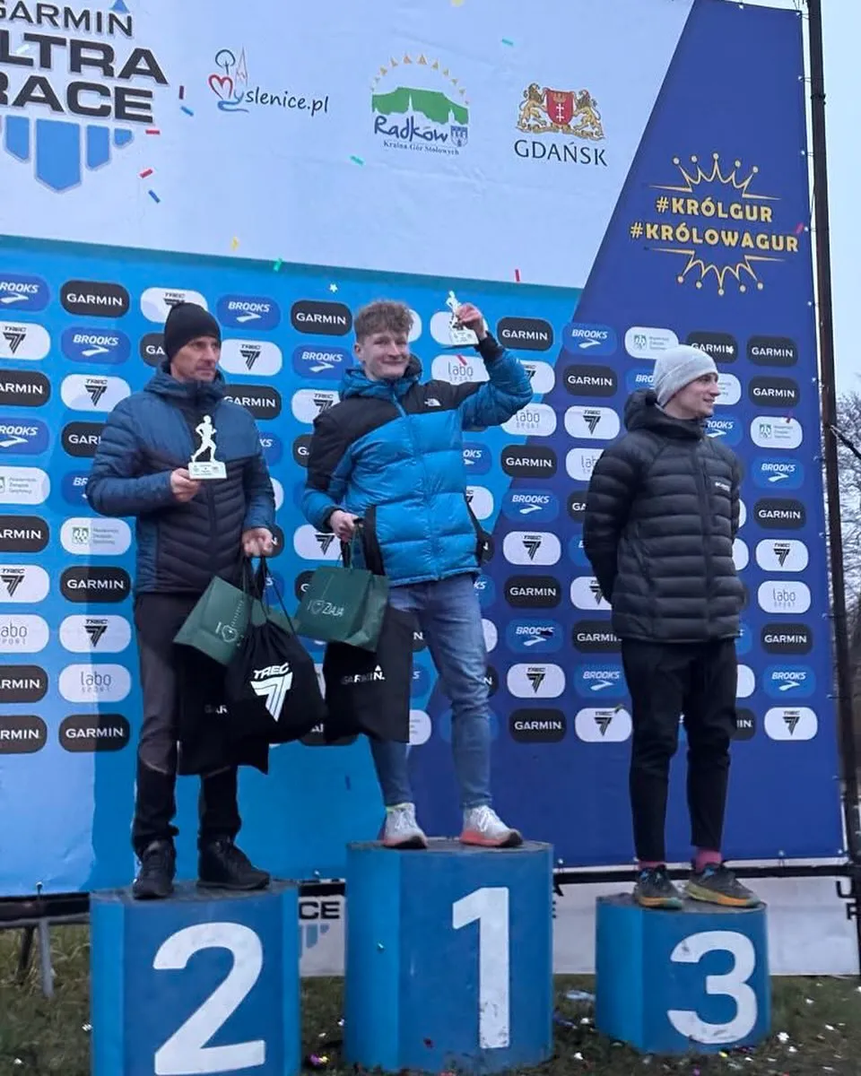 Krzysztof Sokół na najwyższym stopniu podium Garmin Ultra Race w Gdańsku